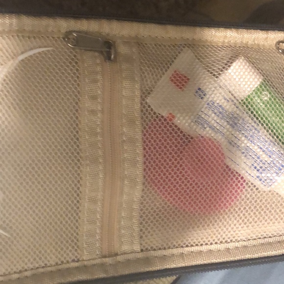 Toiletry bag - Picture 3 of 3